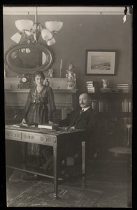 歯科医ギブソン博士と彼の邸宅の女性の肖像、1905年頃（銀ゼラチンプリント） 作： Byron Company